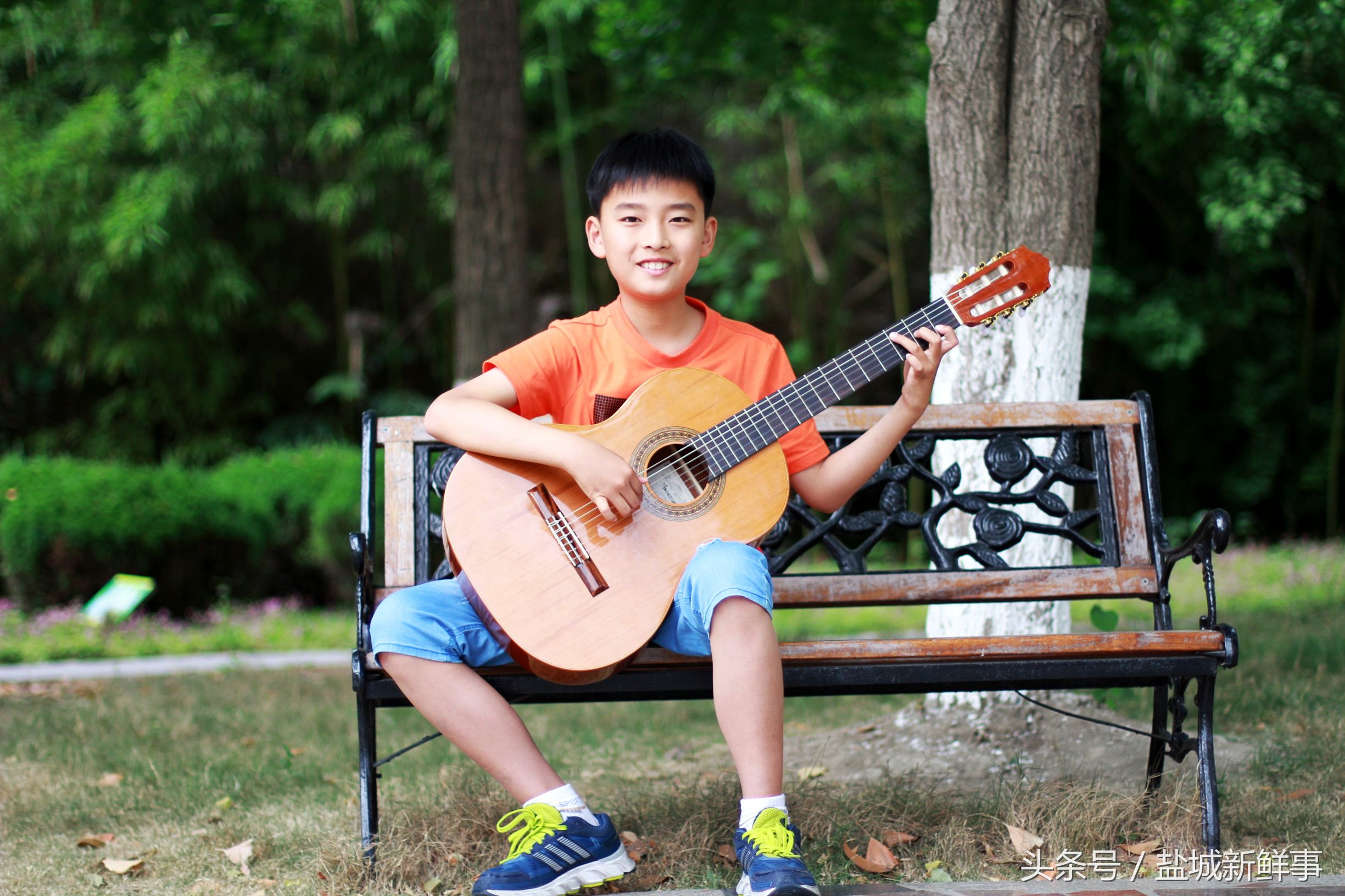 这个男孩足球踢得好英语版,这个小男孩踢球很好用英文怎么说