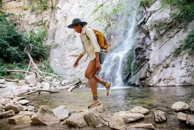 无论狂风暴雨还是烈日炎炎，穿上Teva都能从容面对！