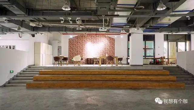 他辞去国企高管工作，把独立电影社搬进可以画画、喝咖啡的美术馆