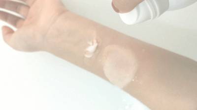 卸妆油卸妆膏卸妆水哪个不伤皮肤,卸妆油卸妆膏哪个用得慢