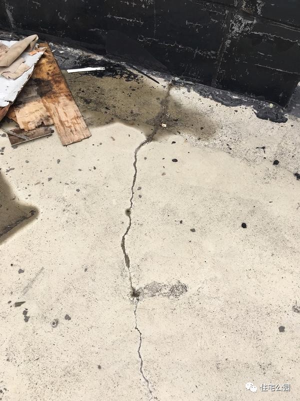 房顶漏水可以铺瓷砖补救吗,房顶漏水从里面补