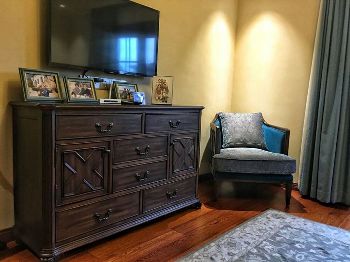 旋转楼梯别墅中空客厅新中式,旋转阳台沙发轻奢