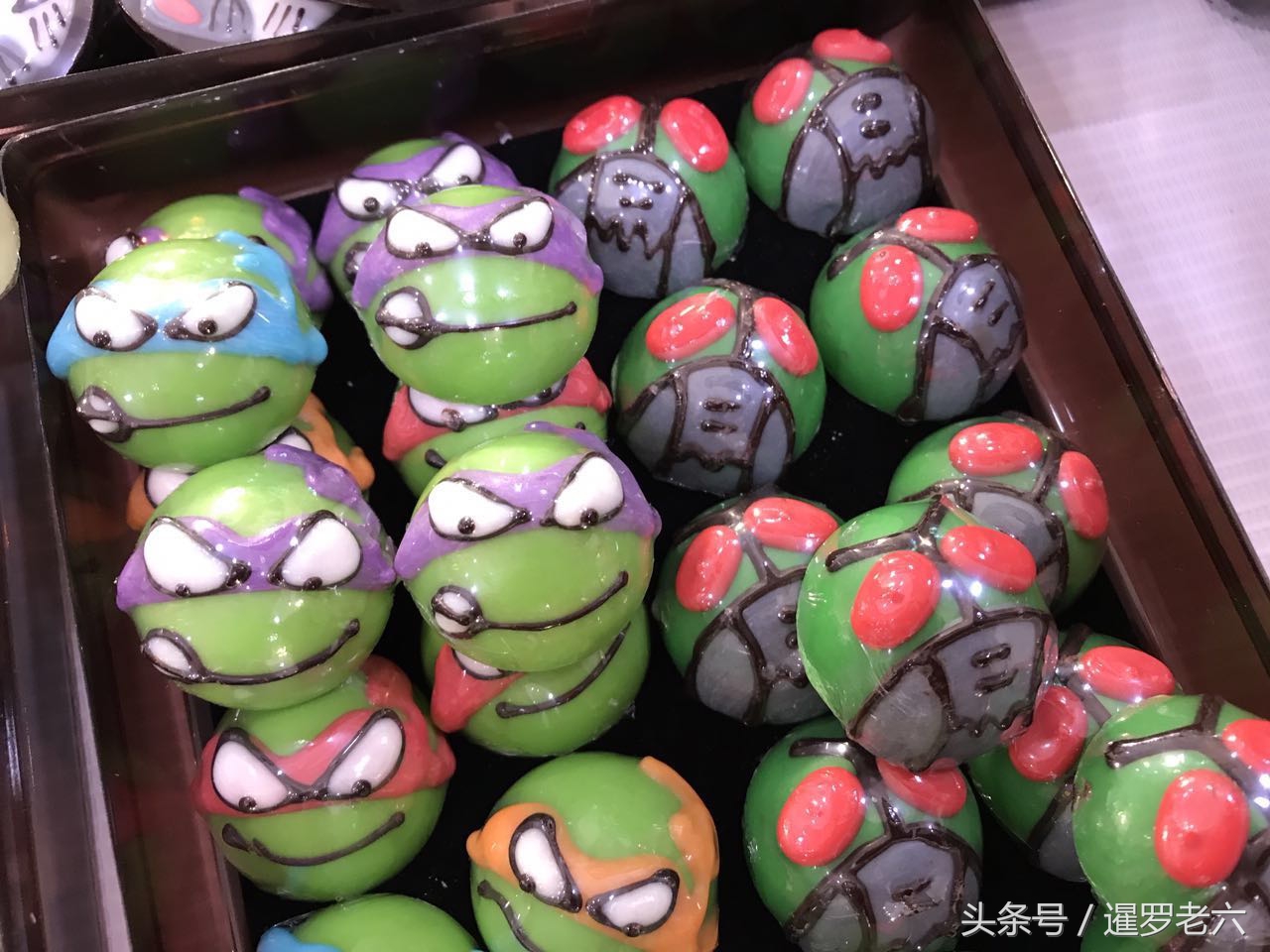 泰国的卡通彩色巧克力真可爱！两元一块，阿童木、神奇女侠全有！