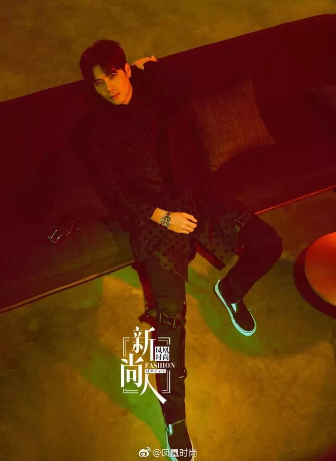 王嘉尔jackson军训,jackson王嘉尔烟嗓