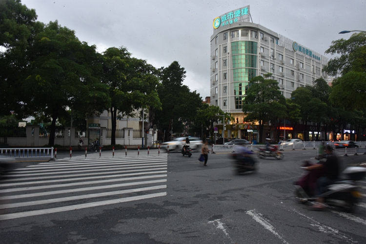 北海不礼让行人不扣分的视频,广西北海礼让行人监测点