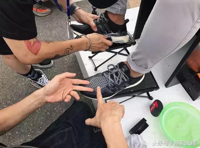 干掉一位鞋头很简单，你只需要踩脏他的球鞋！