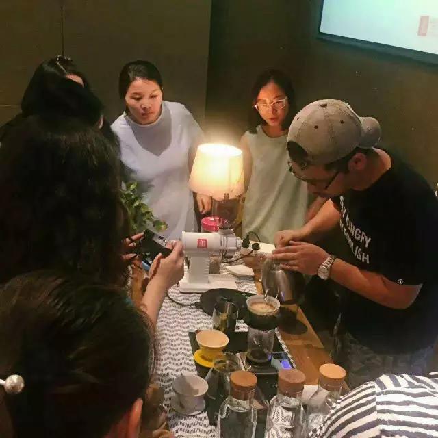 他辞去国企高管工作，把独立电影社搬进可以画画、喝咖啡的美术馆