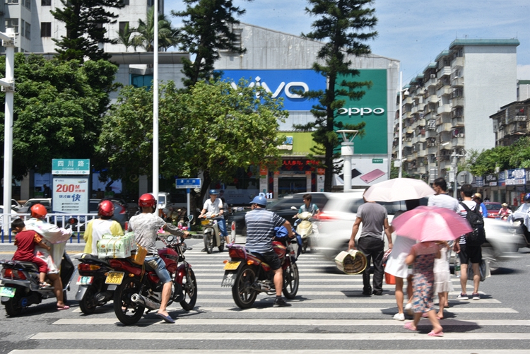 北海不礼让行人不扣分的视频,广西北海礼让行人监测点