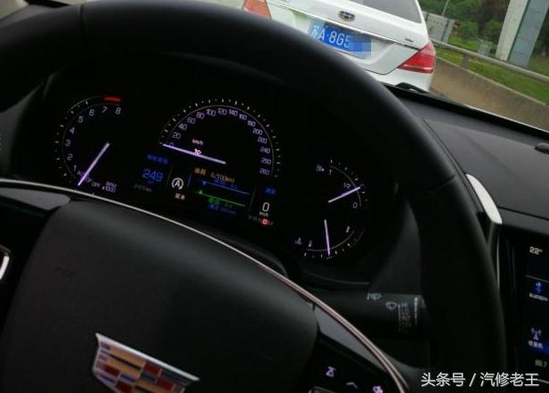 天上下着蒙蒙小雨,这宝马敞篷车挺有个性,披着1张破塑料纸就上路了