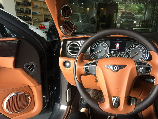 12款宾利欧陆音响改造,街拍新款宾利欧陆音响