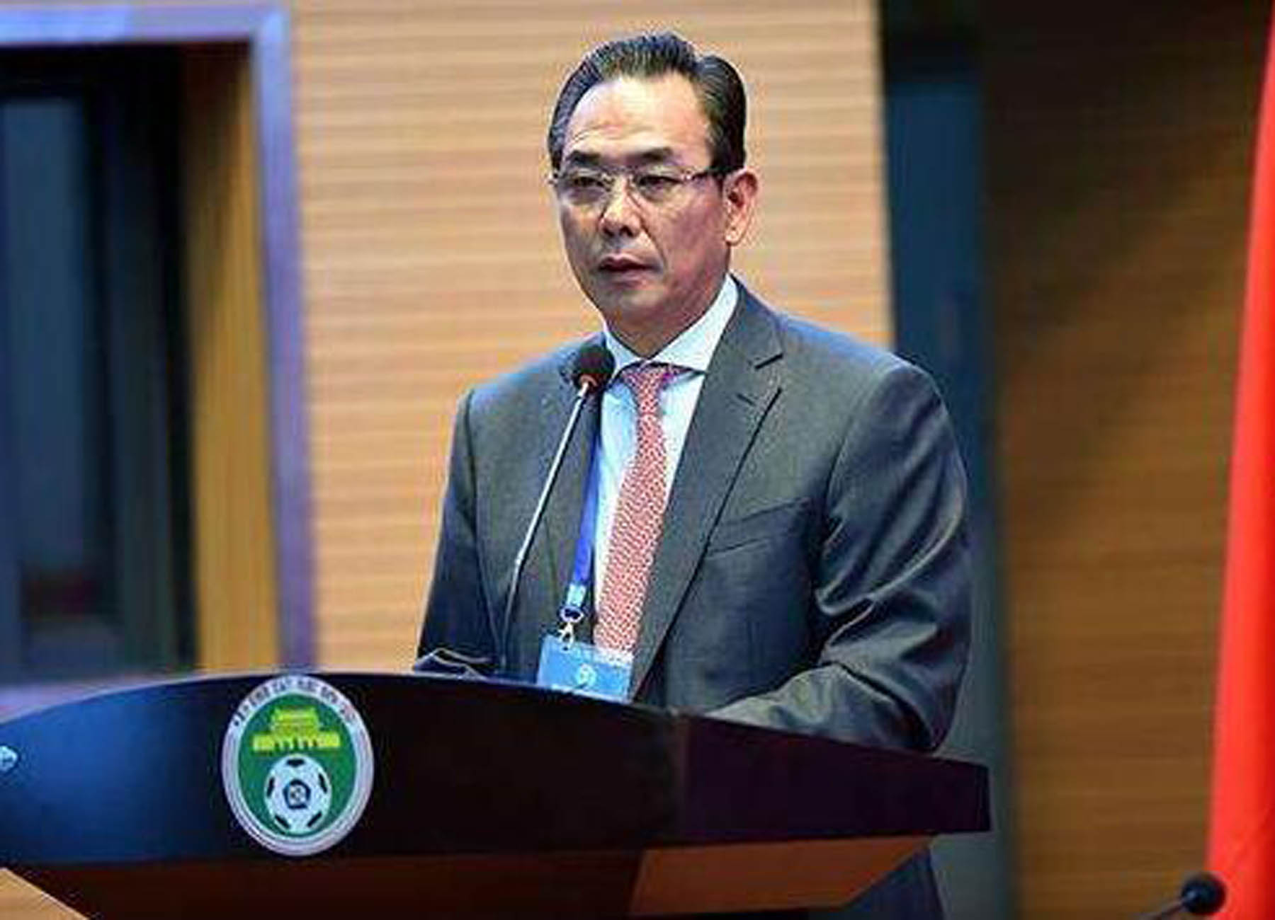 主裁艾堃的数次判罚引发赛后争议,津媒批评中超艾堃