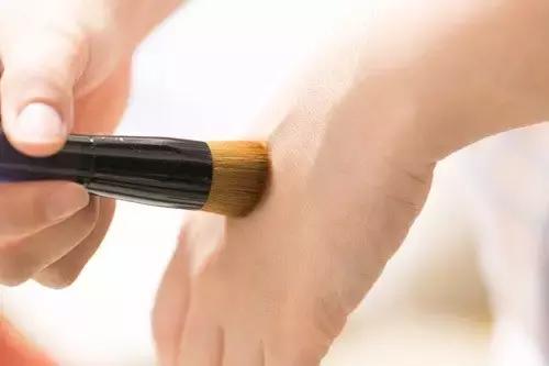 长期不清洗的化妆刷爆痘,化妆刷不干净会长痘吗