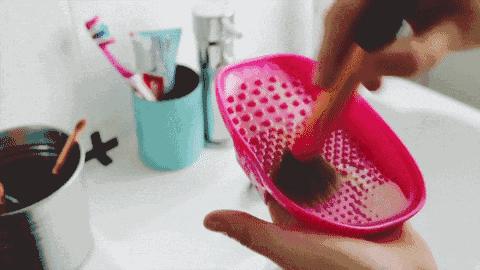 用清洁工具洗化妆刷,比马桶都脏的化妆刷到底怎么洗