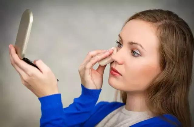 带妆情况下怎么补涂防晒呀,带妆如何正确补防晒