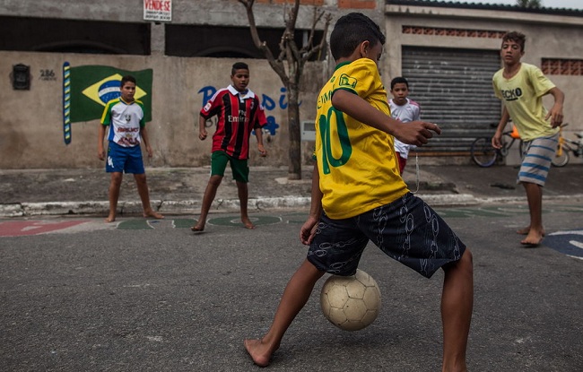 从巴西贫民窟走出来的足球巨星们,巴西贫民窟出来的足球巨星都有谁