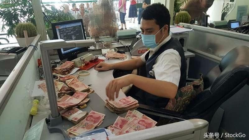 银行卡跨行异地取现手续费怎么收,异地跨行取现手续费是谁收取