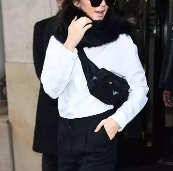 你花1000块买的包，背上却像卖菜的