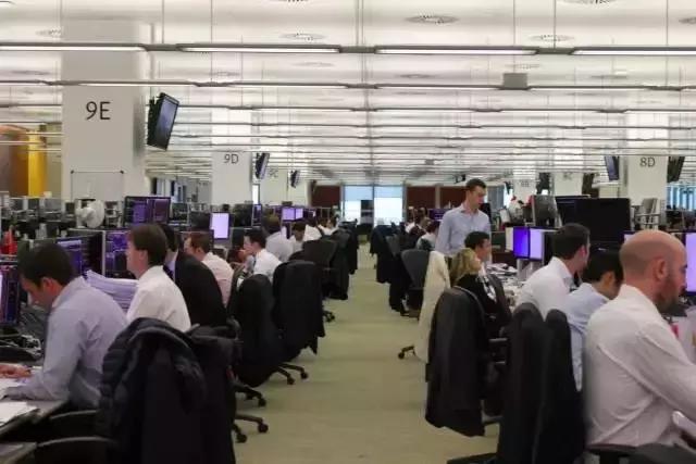 他们跟踪妹子一天，带你感受一下每天6点起床年薪50万的工作