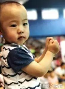 孩子摔跤到膝盖出血该怎么处理,四岁孩子摔跤缝了22针