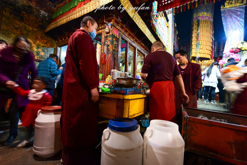 拉萨有哪几个寺庙,拉萨有一个建在山上的寺庙