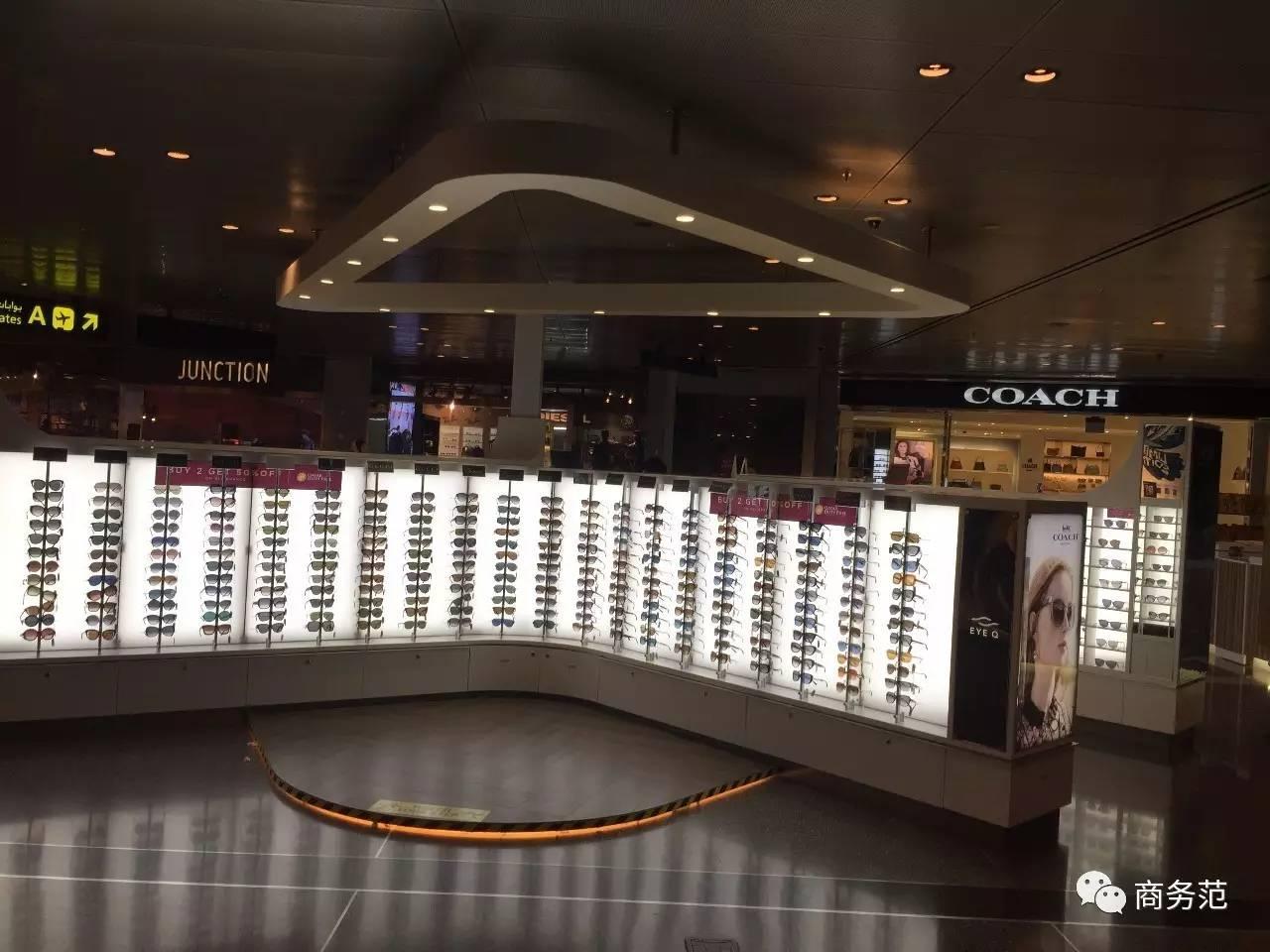 这个免税店大牌彩妆65折，手表买一送一，我可能逛了假机场