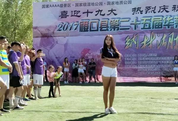 “纳林湖杯”沙滩足球赛激战乌兰布和沙漠