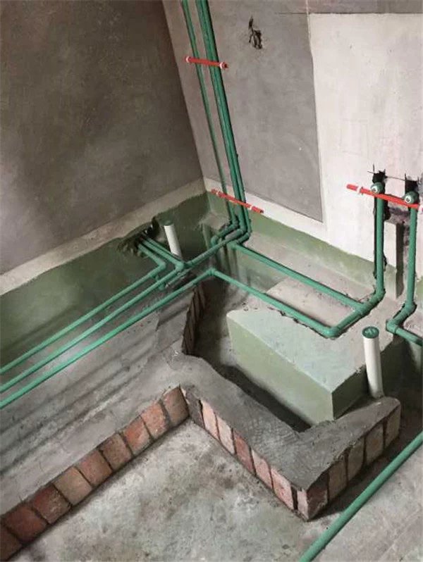 没住2年就爆水管漏电？别被黑心水电工骗了！教你一招安心住一世