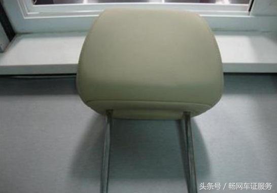 挡风玻璃有好多小亮点,挡风玻璃小黑点能贴东西吗图片