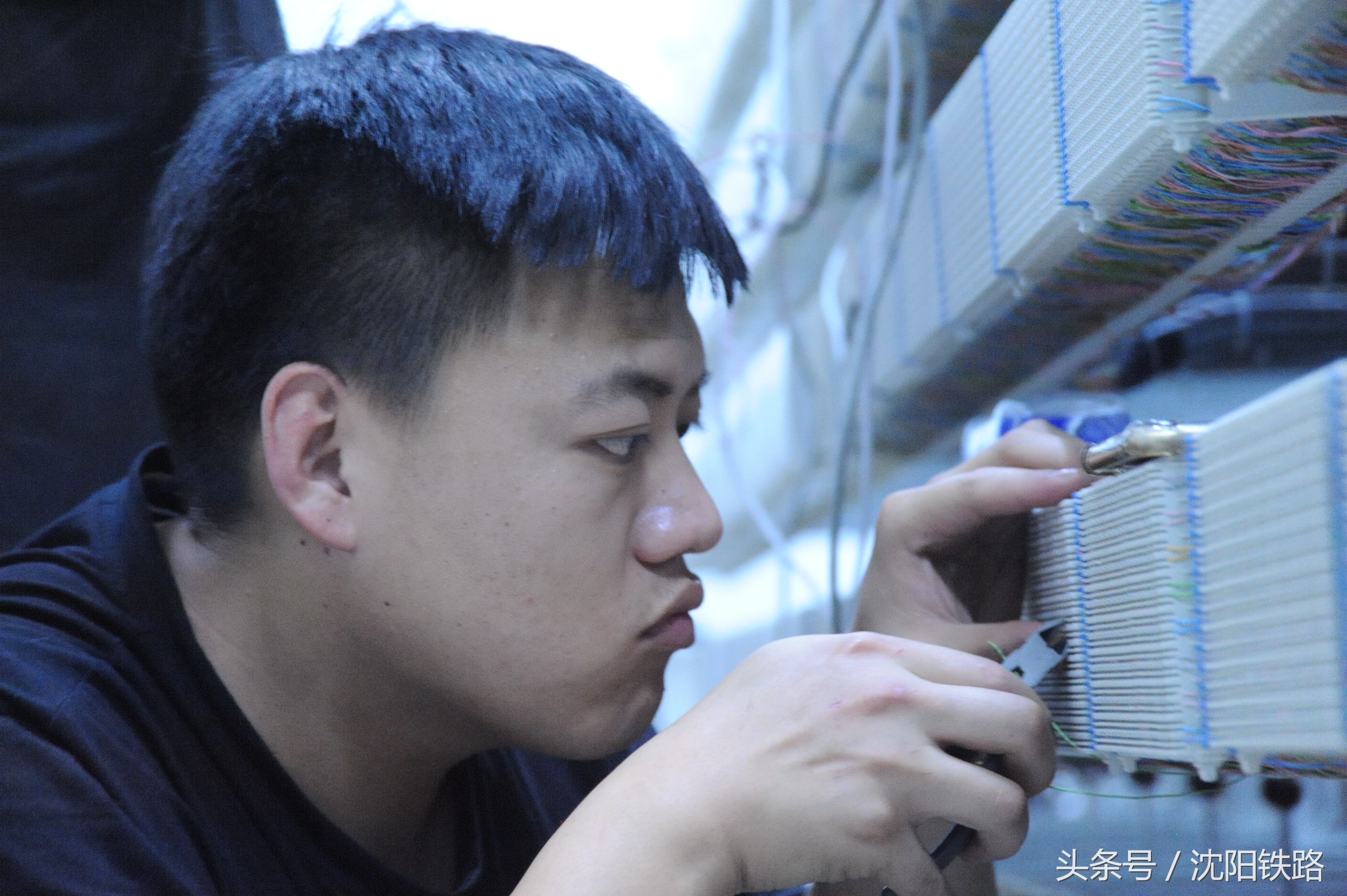 亲们在使用电话沟通联系的时候，是否知道为了铁路电话的畅通，有一伙人在机房里蛮拼滴！