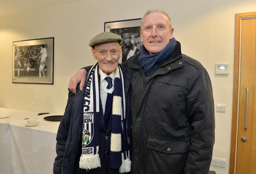 英超首轮爆满的山楂球场,空了一个座位