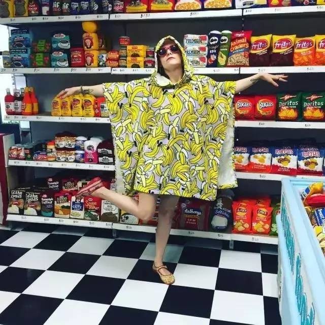 这家店9000件商品全是假货,人们却争相购买