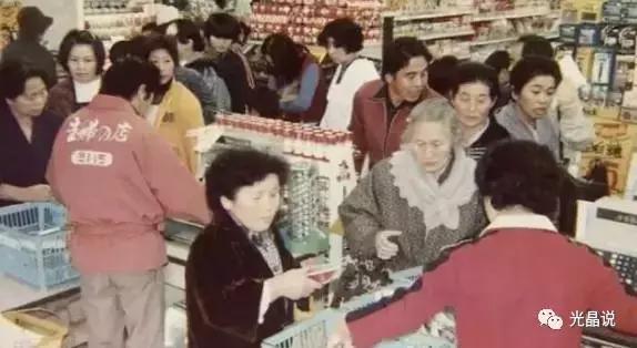 GJSAY光晶说：欠债8000万，老夫妻开一家小超市，年赚7