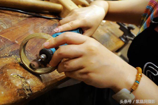 我们是谁？游客！我们做啥？木工！怎么做？打酱油！