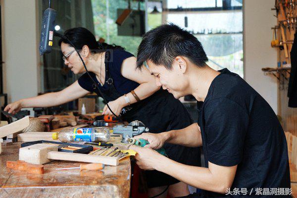 我们是谁？游客！我们做啥？木工！怎么做？打酱油！