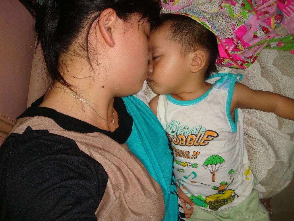 八个月宝宝头部突然红肿,40天婴儿出现猪毛风怎么办