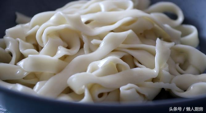 教你做一碗油泼辣子面,教你做油泼面的方法