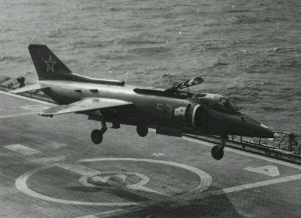 苏联成功研制出弹射器，由于派系之争没上航母，海军司令痛心疾首