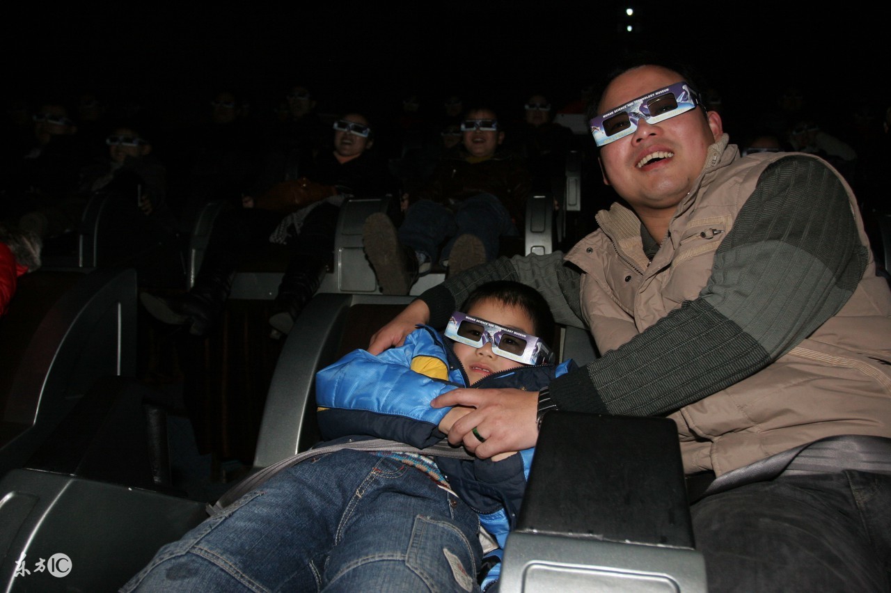 看3d电影对小孩弱视有治疗效果吗,儿童看3d电影对眼睛有危害吗