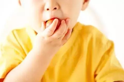 婴幼儿吞食异物的三种急救方法,九个月宝宝误吞异物急救