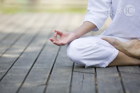 每天散步有利于降低血压,坚持晨起打坐的好处