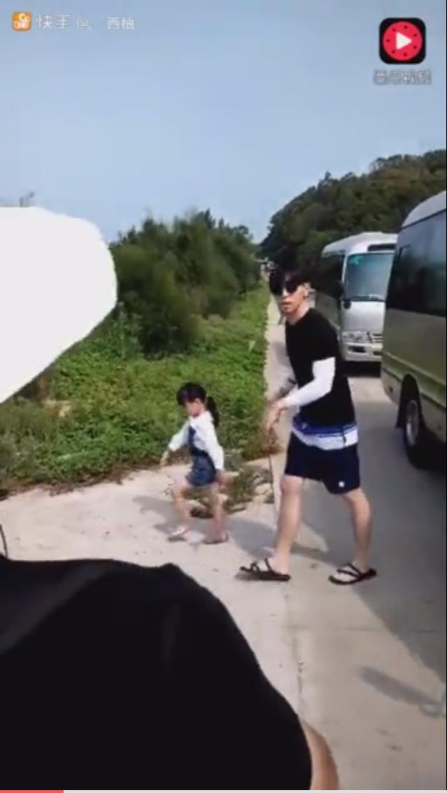 邓伦晒伤胳膊，网友重点跑偏：手毛有点多