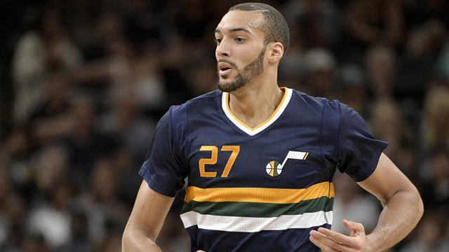 考神浓眉联手双塔,中锋凋零