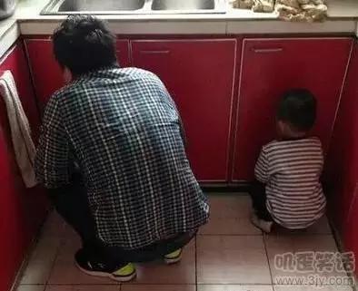 妈！你和爸快来学校吧，爷爷穿那么多把他热中暑了