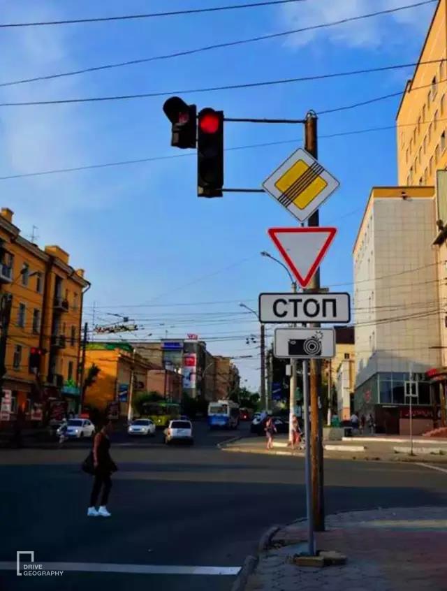 她单枪匹马从杭州出发,开着开着到了非洲腹地