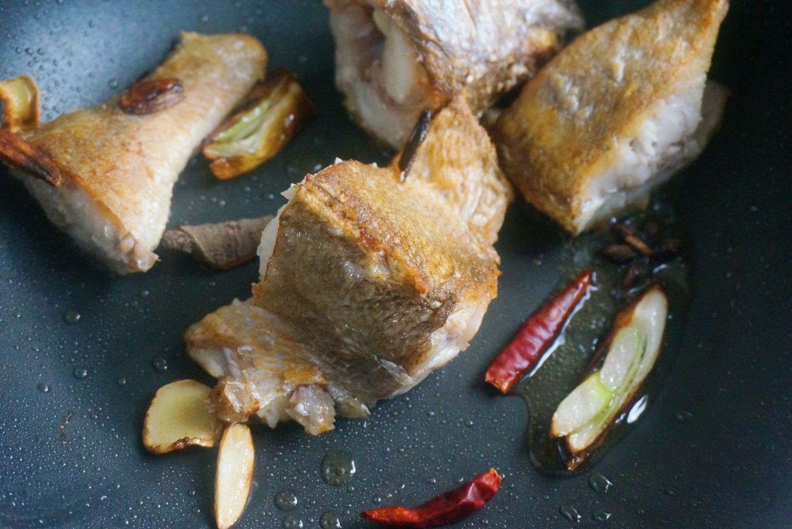 农村铁锅炖鱼最正宗的做法,家庭炖鱼最好吃的方法