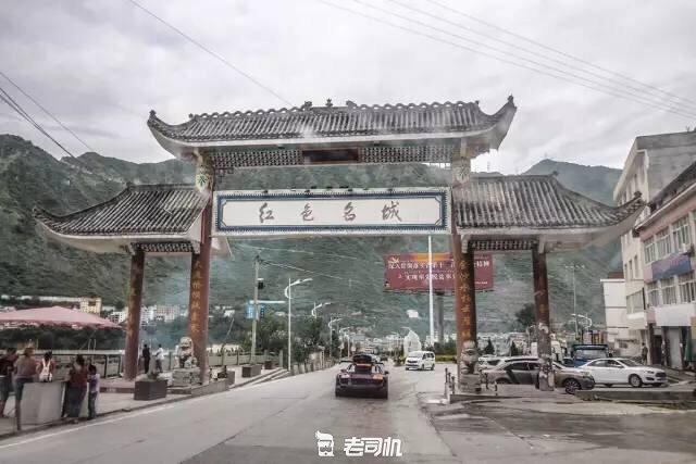 开辆超跑去*藏西**！最后看看几百万的奥迪R8破成啥样了？