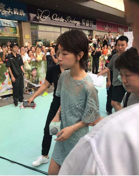 周冬雨中餐厅被路人围观,周冬雨上海国际电影节路人视角
