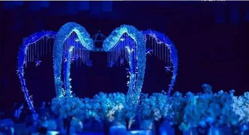 星空梦幻婚礼场景布置需要多少钱,星空厅婚礼现场适合穿什么婚纱