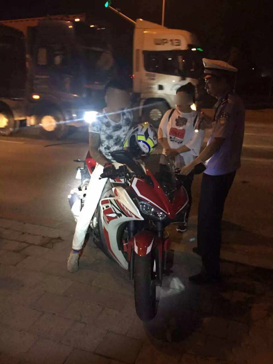 这是谁家的孩子?太危险了!