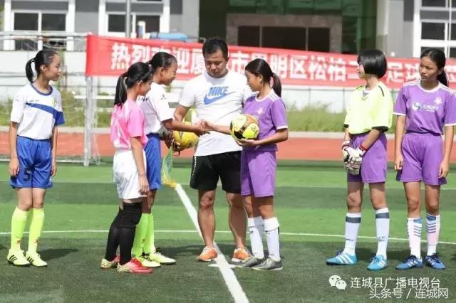 连城实小举办暑期校园足球交流会与厦门思明区小选手切磋球技